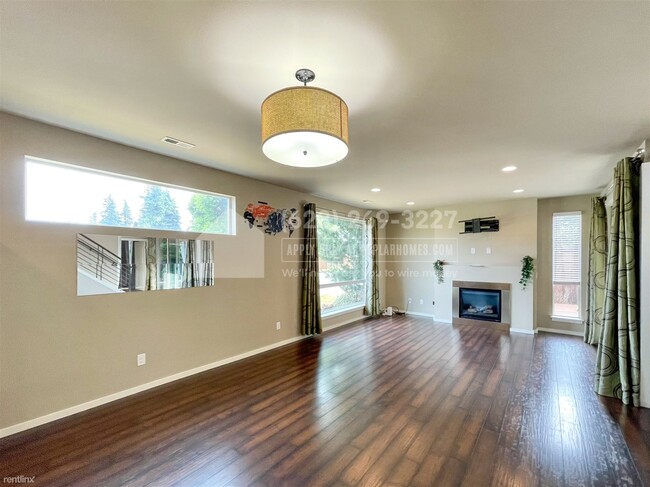Building Photo - 4 br, 3.5 bath House - 3702 NE 24th St -