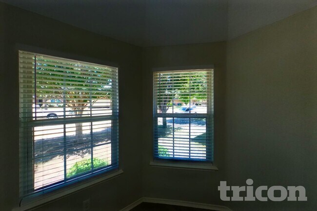 Foto del edificio - 1615 Hillside Dr
