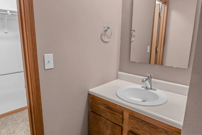 Building Photo - 921 N Cheyenne Curv