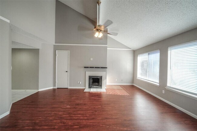 Foto del edificio - 12400 Overbrook Ln