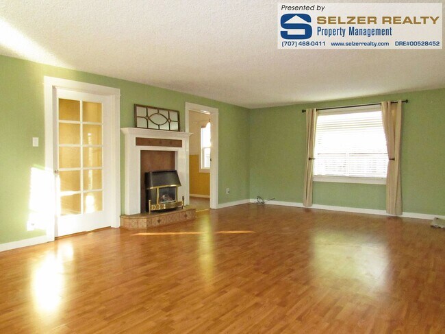 Building Photo - Roomy 3 bd. home w/ big yard in the heart ...