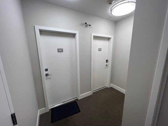 Building Photo - 1847 Dufferin Crescent