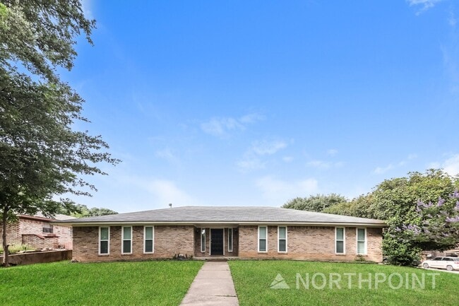 4 BR/2BA | Newly Renovated Single Family Home | 1-Car Covered Parking | Huge backyard - 4 BR/2BA | Newly Renovated Single Family Home | 1-Car Covered Parking | Huge backyard