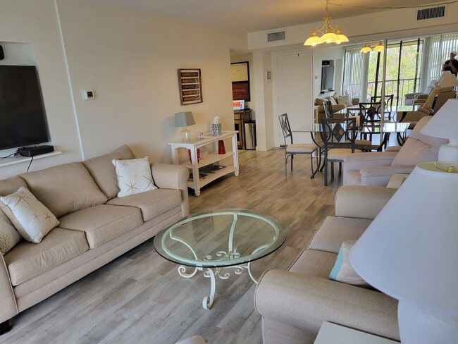 Building Photo - 618 Bird Bay Dr S