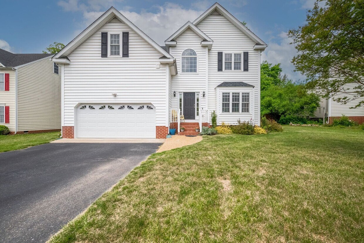 Primary Photo - Beautiful 5 Bedroom 3.5 Bath Home in Glen ...