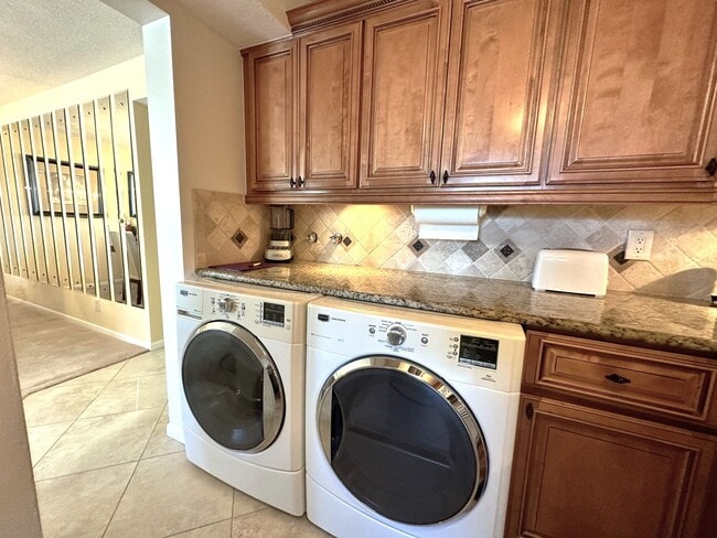 Building Photo - STUNNING SEASONAL 2/2 CORNER CONDO WITH OV...