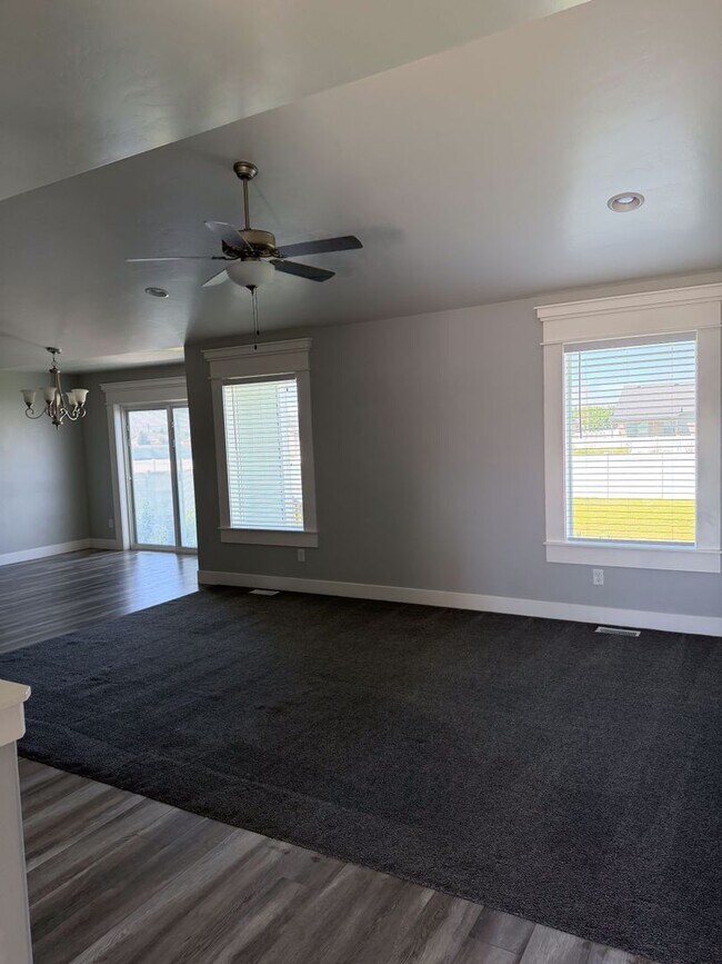 Building Photo - CALL TYE DIRECTLY 208-313-6062. 4 BED 2 BATH HOME WITH ATTACHED GARAGE
