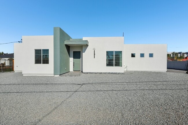 Building Photo - 910 E Roma Ave