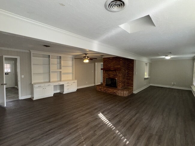 Foto del edificio - 827 Briarwood Dr