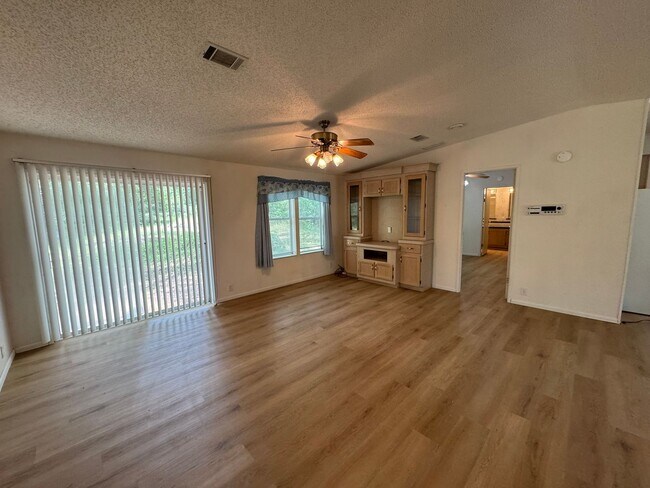 Foto del edificio - 2 Bedroom / 2 Bath Mobile Home with Office/Flex Space – Suwannee County (16th Street)