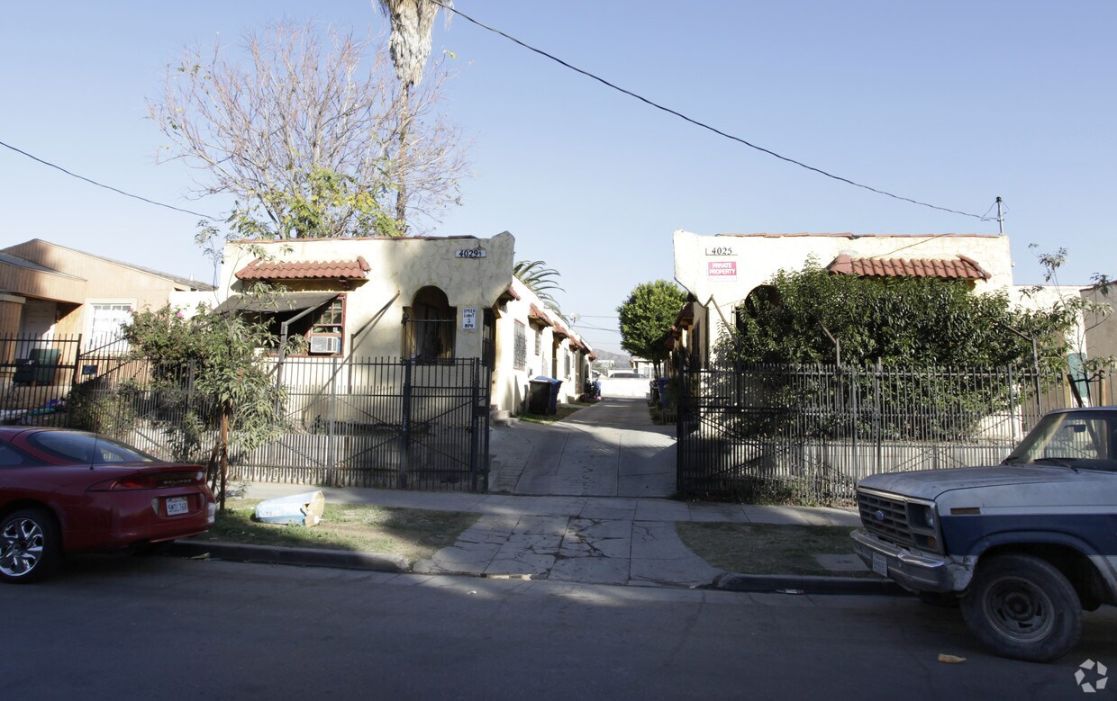 Foto del edificio - 4025-4029 1/2 Marathon St