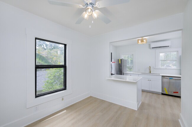 livingroom - 618 7th Ave N