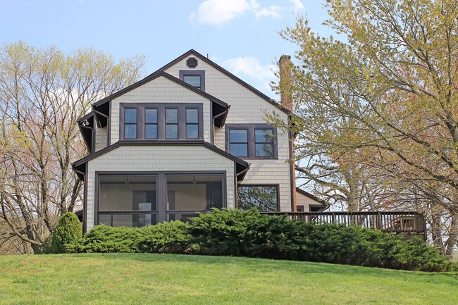 Building Photo - Beautiful Country Home With Picturesque Views