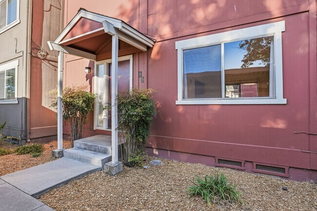 Foto del edificio - Remodeled 2 Story 3 Bed 1.5 Bath Townhome in Mountain View