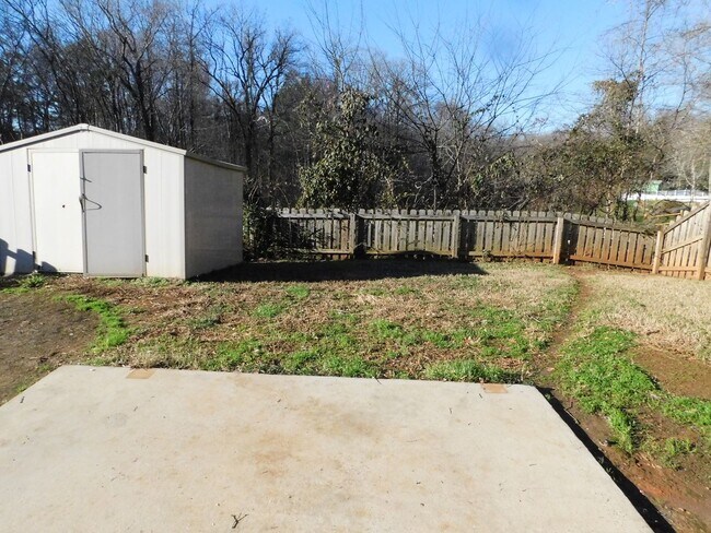 Building Photo - 4 bedroom 2.5 bath newly renovated