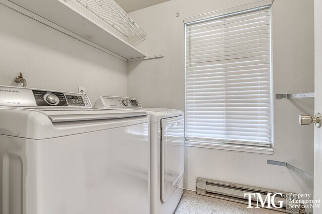 Foto del edificio - 2-level 3br/2ba condo with balcony ** Comm...