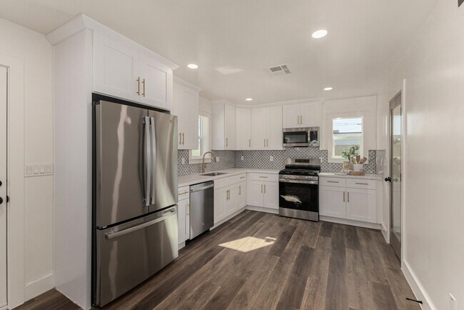 Foto del edificio - Modern 3-Bed, 2-Bath Home in Downtown Phoenix with Private Yard & Fire Pit
