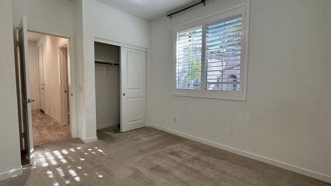 Foto del edificio - Modern 4 Bedroom 3 Bathroom Home in Loma L...
