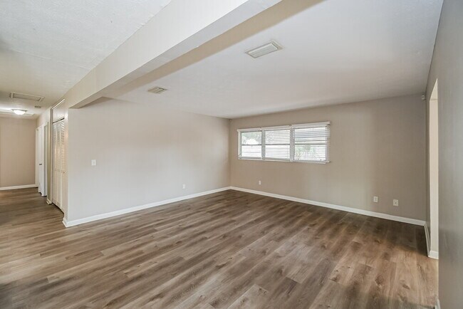 Building Photo - 5942 Jaguar Dr W