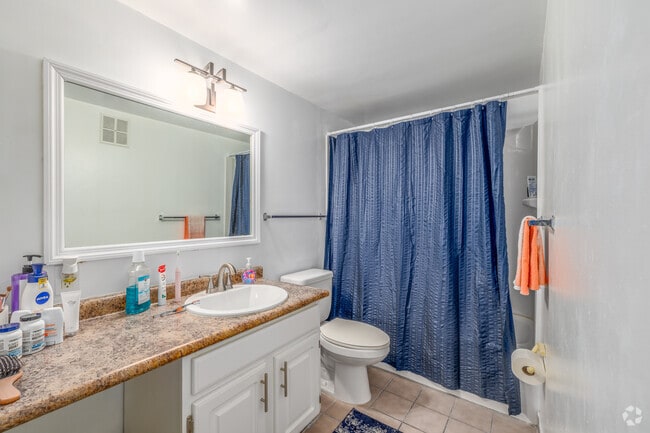 1BR, 1BA - 745SF - Bathroom - Country Village Apartments