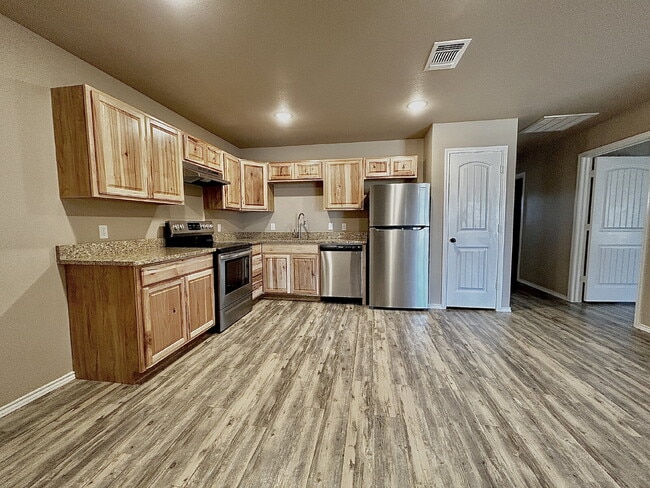 Building Photo - "Charming 3-Bedroom Haven with 2 Full Baths - Perfectly Sized at 1308 Sq Ft in Lubbock, TX!"
