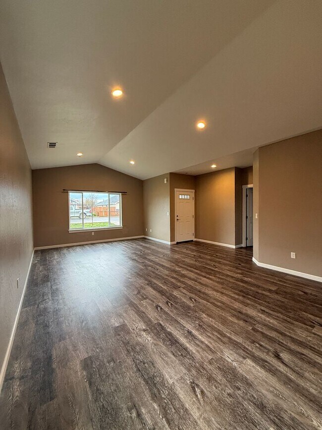 Foto del edificio - Quiet Cul-De-Sac Living in White City