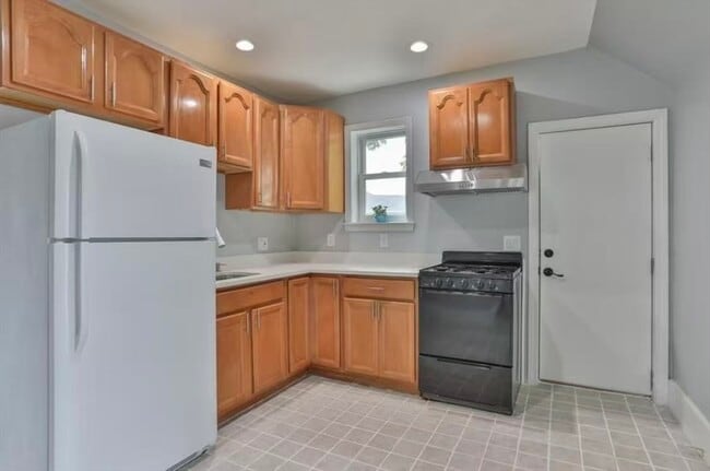 Building Photo - 117 Standish Ave
