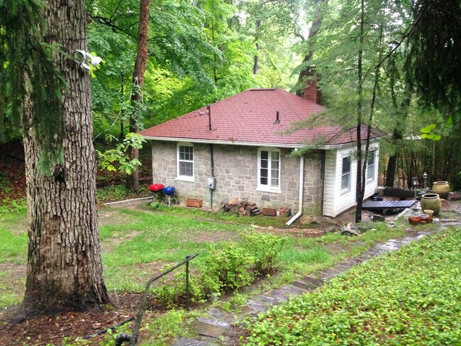 Cabaña - 2948 Albemarle St NW