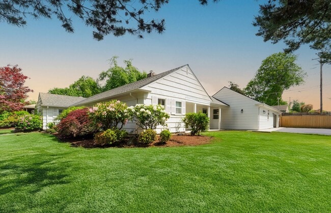 Building Photo - Newly Remodel Home in West Hills!