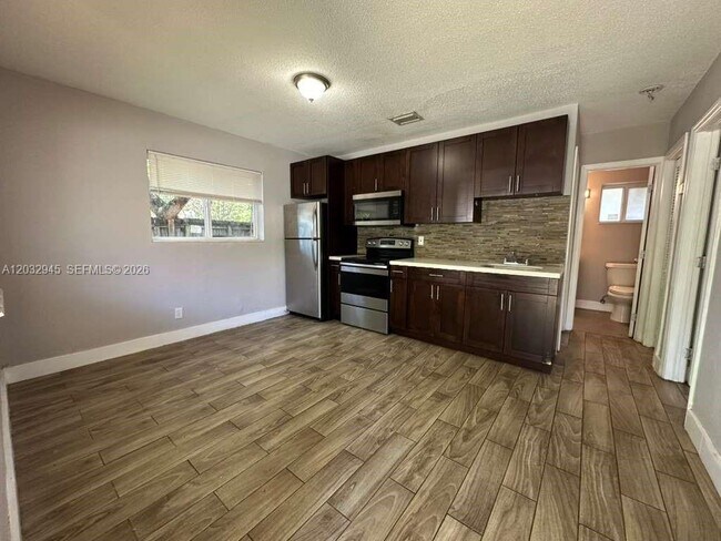 Foto del edificio - 647 NW 3rd Ave
