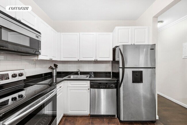 Building Photo - 220 W 111th St