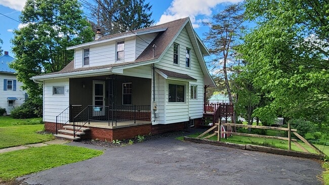 Building Photo - Charming Three Bedroom Cape Cod Home for R...