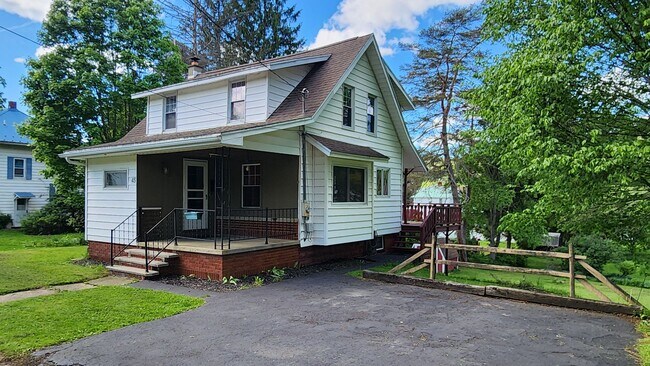 Foto del edificio - Charming Three Bedroom Cape Cod Home for R...