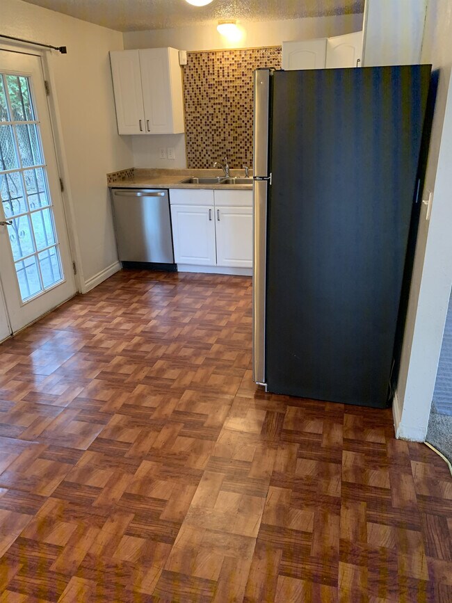 Foto del edificio - 9229 N Chase Ave