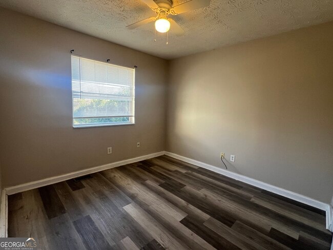 Building Photo - 2 7th St