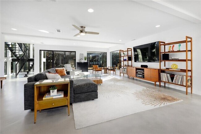 Foto del edificio - 5809 Lookout Mountain Dr