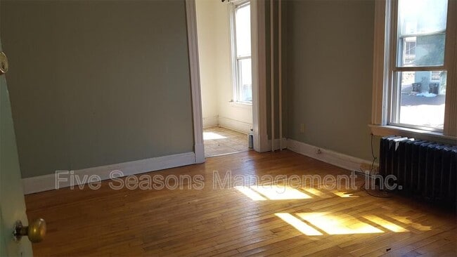 Building Photo - 122 Buell St
