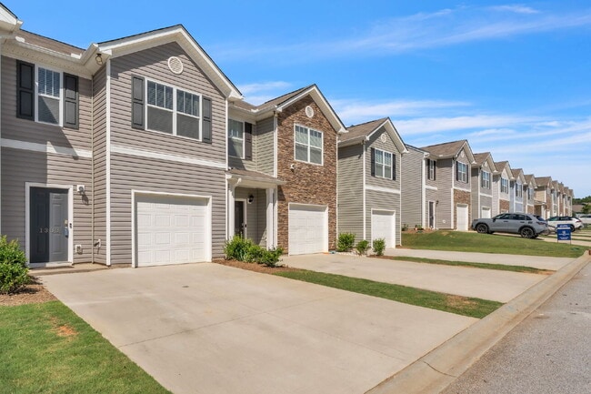 Building Photo - Don't miss this charming 3-bedroom, 2.5-ba...