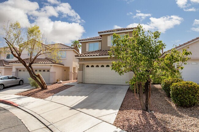 Building Photo - Beautiful and Gated 4 bedroom 2.5 Bath!