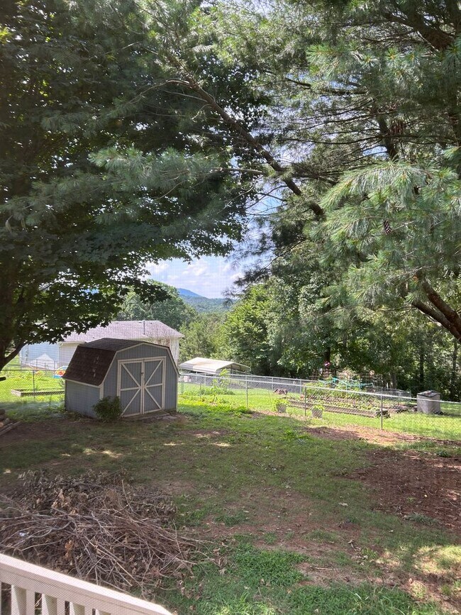 Building Photo - 3 Bed, 2.5 Baths, Fenced Back Yard, Huge S...