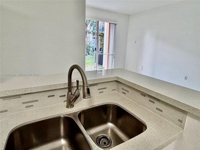 Foto del edificio - 7130 NW 177th St