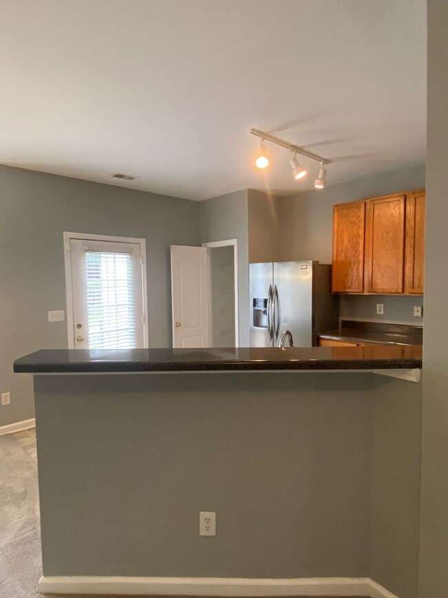 Building Photo - 3bedroom/2.5 bath Condo $1,495 -  Ready fo...