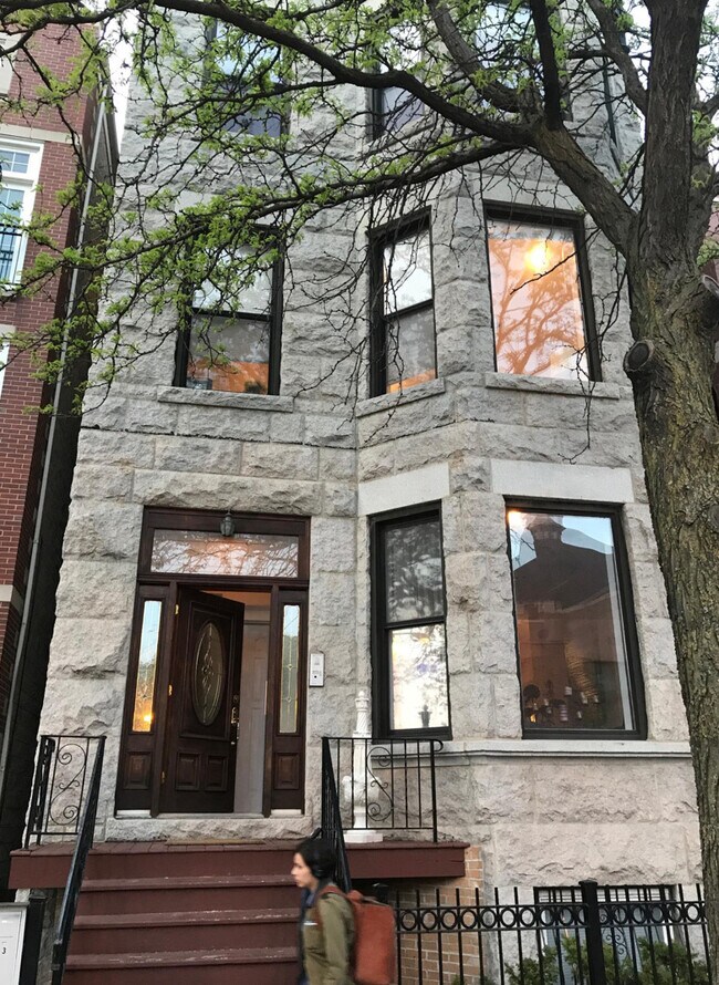 Building Photo - 1046 W Diversey Pky