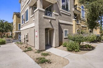 Building Photo - 2450 W Glenrosa Ave