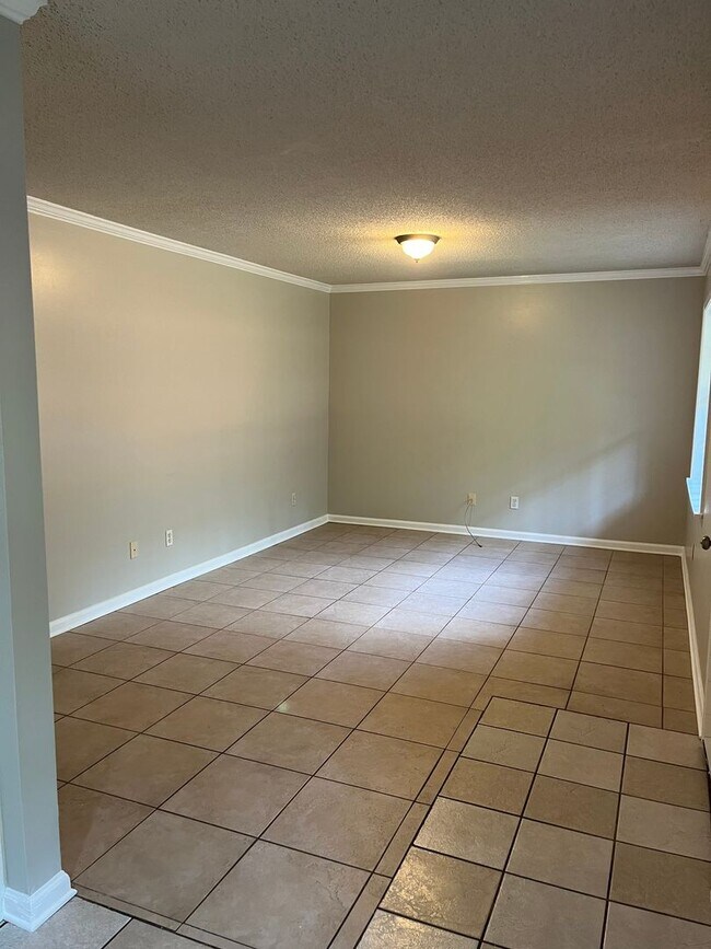 Foto del edificio - 2 Bed 1 Bath Condo with Utilities Included!