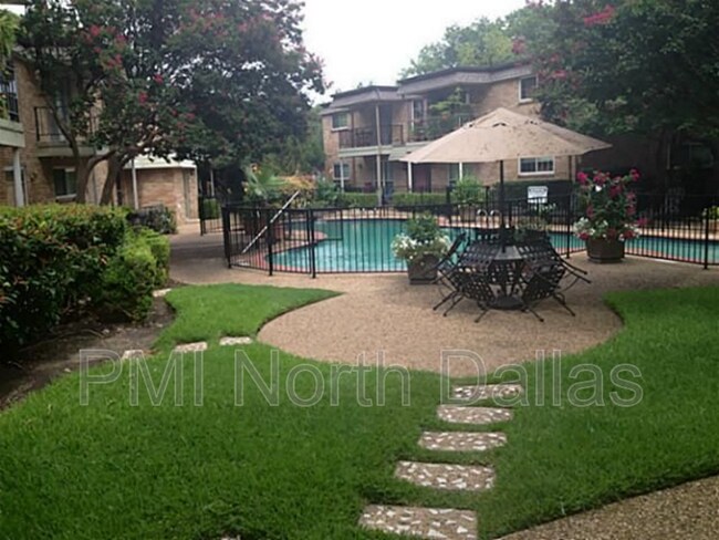 Foto del edificio - 7904 Royal Ln