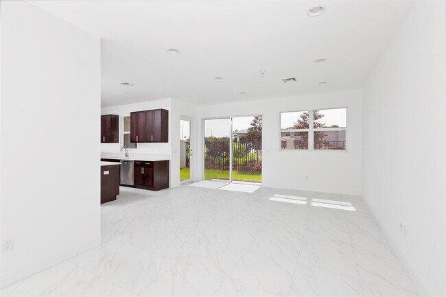 Foto del edificio - 6947 Pines Cir