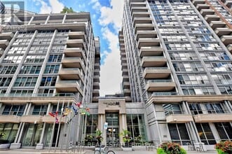 Building Photo - 250 Wellington St W