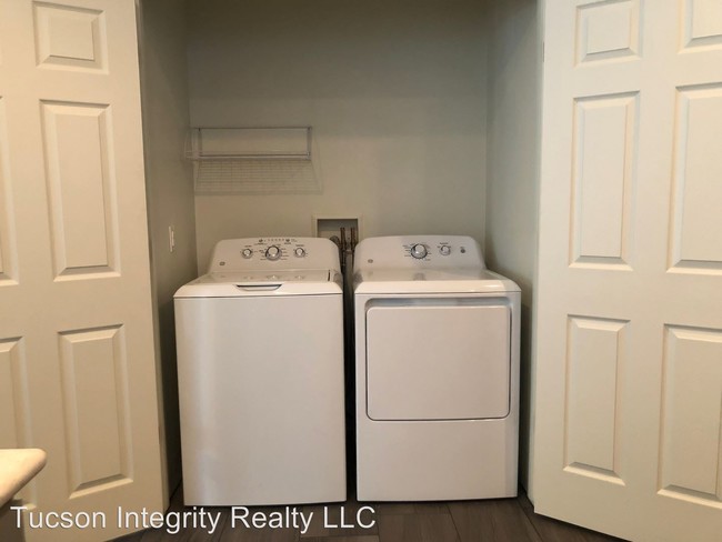 Building Photo - 8 br, 6 bath Room For Rent - 1121 E. 8th St.