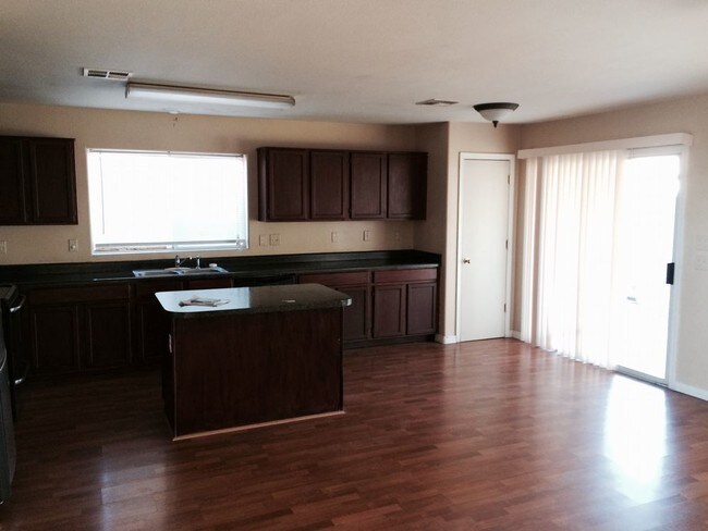 Building Photo - Beautiful Home 4 bed./ 2.5 bath. Chandler 852